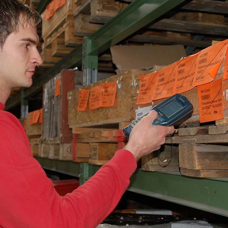 Elsta Mosdorfer Mitarbeiter mit mobilem Computer Elsta Mosdorfer Mitarbeiter mit mobilem Computer