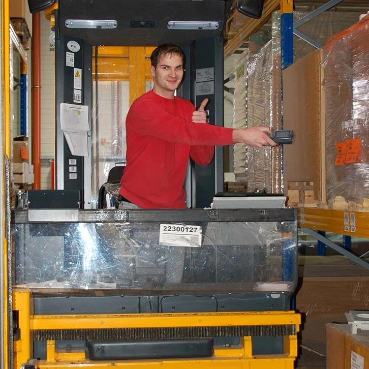 Elsta Mosdorfer Mitarbeiter auf Gabelstapler mit mobilem Computer Elsta Mosdorfer Mitarbeiter auf Gabelstapler mit mobilem Computer