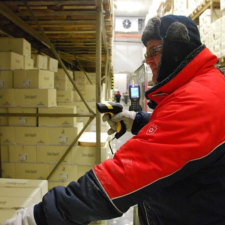 Gourmet Mitarbeiter mit Barcode-Scanner Gourmet Mitarbeiter mit Barcode-Scanner