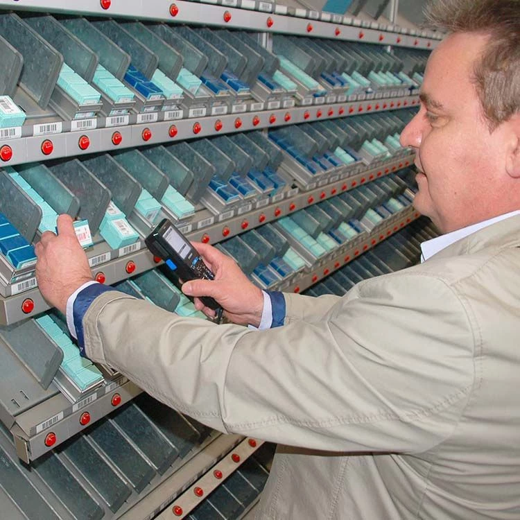 Pierre Lang Mitarbeiter mit mobilem Computer Pierre Lang Mitarbeiter mit mobilem Computer