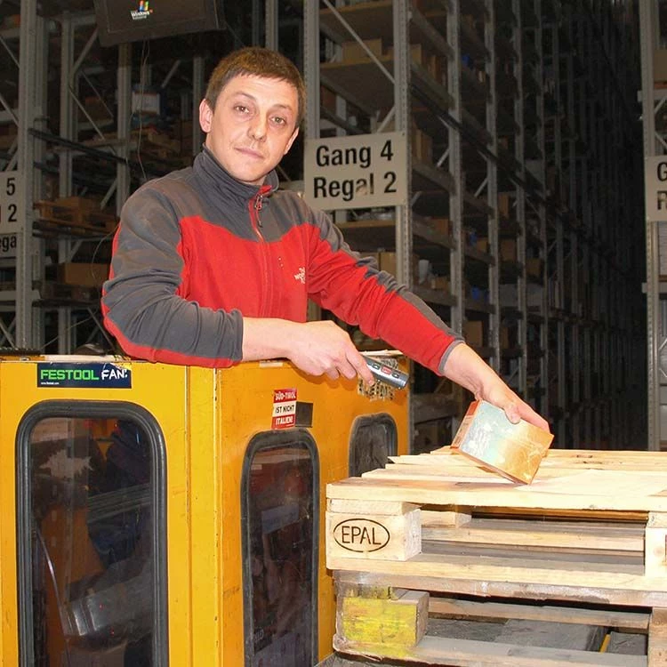 Schmitd's Mitarbeiter mit mobilem Computer