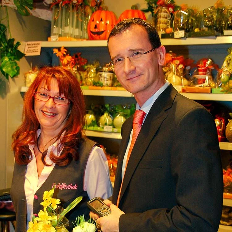 Schokothek-Geschäftsführer Mag. (FH) Horant Woschitz und Mitarbeiterin Schokothek-Geschäftsführer Mag. (FH) Horant Woschitz und Mitarbeiterin