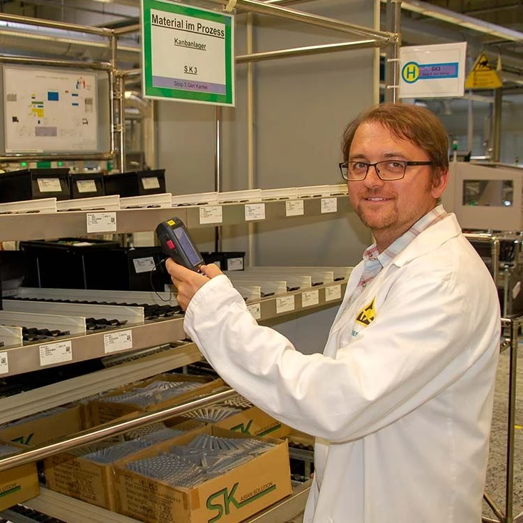 Siemens Mitarbeiter mit mobilem Computer