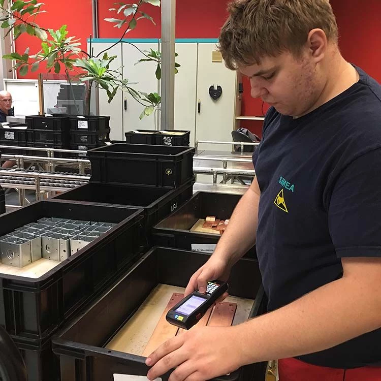 Siemens Mitarbeiter mit mobilem Computer