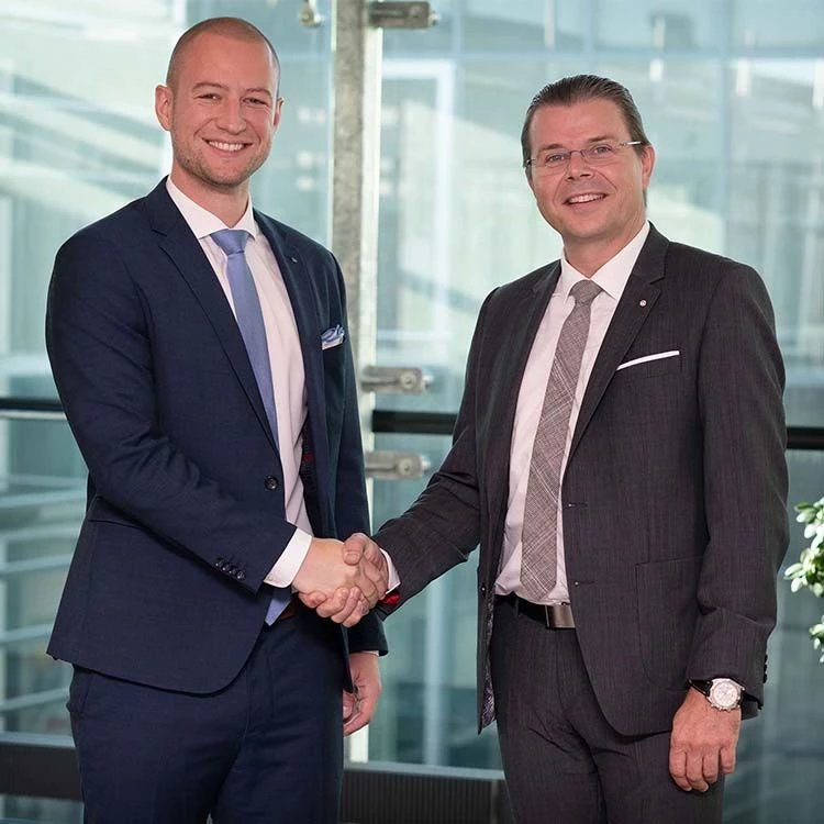 Die SIMPEX-Geschäftsführung setzt sich aus dem INTERSPAR Österreich-Geschäftsführer Johannes Holzleitner, Franz Brunthaler (beide nicht am Bild) sowie Mario Wiesinger (re.) zusammen. Florian Bauer (li.) verantwortet die Leitung der Logistik und des Standortes von SIMPEX in Wiener Neudorf als Betriebsleiter. Die SIMPEX-Geschäftsführung setzt sich aus dem INTERSPAR Österreich-Geschäftsführer Johannes Holzleitner, Franz Brunthaler (beide nicht am Bild) sowie Mario Wiesinger (re.) zusammen. Florian Bauer (li.) verantwortet die Leitung der Logistik und des Standortes von SIMPEX in Wiener Neudorf als Betriebsleiter.
