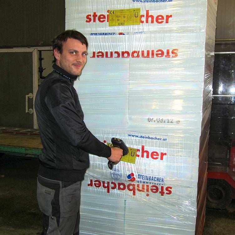 Steinbacher Mitarbeiter mit mobilem Computer Steinbacher Mitarbeiter mit mobilem Computer