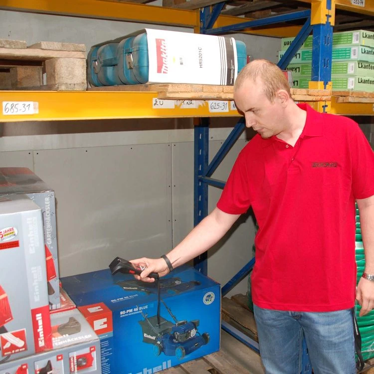 Zgonc Mitarbeiter mit mobilem Computer Zgonc Mitarbeiter mit mobilem Computer