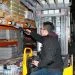 Frigolo Mitarbeiter auf Stapler mit mobilem Computer