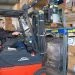 Test-Fuchs Mitarbeiter mit mobilem Computer