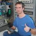 Test-Fuchs Mitarbeiter mit mobilem Computer