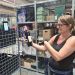 SPAR Weinwelt Mitarbeiterin mit Handrücken-Scanner